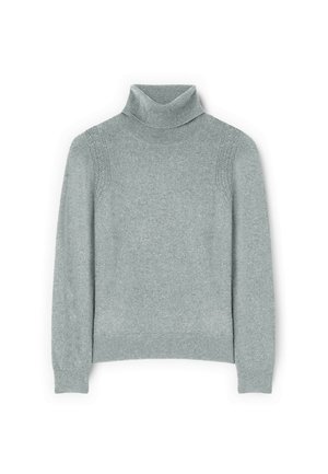 Jersey de cuello alto gris claro hecho de una tela suave, con puños y dobladillo acanalados, detalles sutiles en los hombros y una silueta ajustada.