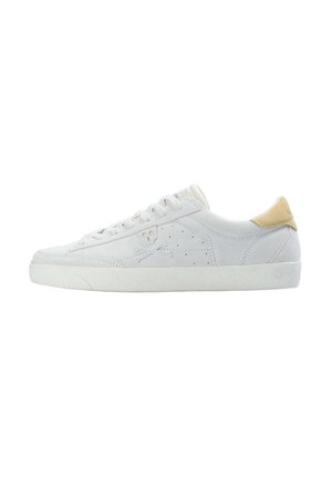 Witte suède sneakers met een korte achterzijde, veter-sluiting aan de voorkant en geperforeerde details. Voorzien van een lichtbruine accent bij de hiel en een gestructureerde witte buitenzool.