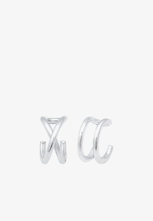 Paire de boucles d'oreilles anneaux argentés brillants, l'une avec un design torsadé entrecroisé et l'autre une double boucle simple, présentées sur fond blanc.