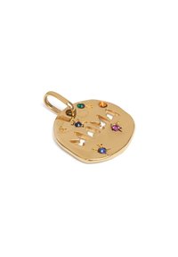 Colgante en tono dorado con diseño calado y piedras preciosas coloridas: acentos verdes, naranjas, azules y morados sobre una superficie texturizada.