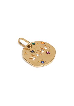 Colgante en tono dorado con diseño calado y piedras preciosas coloridas: acentos verdes, naranjas, azules y morados sobre una superficie texturizada.