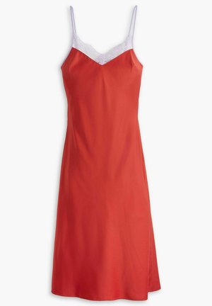 Robe nuisette en satin rouge avec fines bretelles et bordure en dentelle blanche le long du décolleté sur un fond blanc uni.