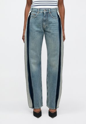 - Jeansy Relaxed Fit