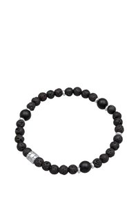 Svart pärlarmband gjort av texturerad vulkanisk sten och matta pärlor, med detaljer i silverfärgad metall. Cirkulär form, elastisk design.