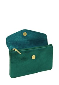 Portefeuille en suédine verte avec une poche zippée, texture intérieure lisse et fermeture à bouton pression doré. Présente un design de rabat arrondi et des embellissements minimes.