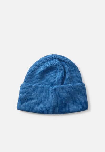Căciulă tricotată albastră cu o textură ribată, având un tiv pliat și un vârf rotund. Materialul pare moale și elastic.