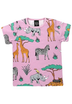 Kurzärmliges pinkes T-Shirt mit verschiedenen Tiermotiven, darunter Giraffen, Zebras und ein Nashorn, sowie grünen Bäumen und Grasakzenten.