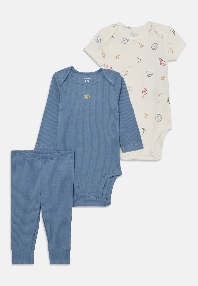 Dreiteiliges Baby-Outfit, bestehend aus einem dunkelblauen Langarm-Rippbody, einem hellfarbenen Kurzarmbody mit einem Weltraum-motiv und passenden Hosen.