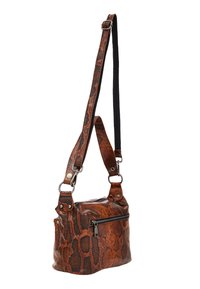 Borsa a tracolla in pelle sintetica effetto serpente marrone con superficie testurizzata, chiusura con cerniera e una combinazione di materiali solidi e a fantasia. Tracolla regolabile.