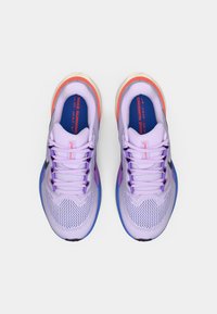 Heledad lillad jooksujalatsid, millel on võrkkangas, sinised ja oranžid detailid. Omab ümarat nina, paelu ja pehmendatud tallakujundust.