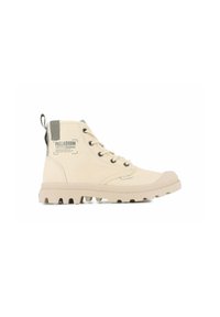 Stivali ankle in tela beige con superficie tessurizzata, punta rotonda e suola in gomma spessa. Presentano fori per i lacci, punta rinforzata e dettaglio del logo.