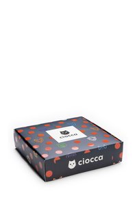 Quadratische Geschenkbox mit einem dunkelblauen Hintergrund, roten Punkten und bunten Tierikonen. In der Mitte befindet sich ein Logo mit einer stilisierten schwarzen Katze.