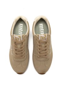 Μπεζ αθλητικά παπούτσια με επάνω μέρος από σουέτ, στρογγυλή μύτη και σχέδιο με κορδόνια. Διαθέτουν κοντράστ σε κολάρο εκρού και υφή με διακριτικές λεπτομέρειες.