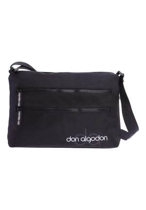 Bolso bandolera negro de nailon con dos bolsillos con cremallera, logotipo expuesto de manera prominente. Forma rectangular con strap ajustable. Textura suave.