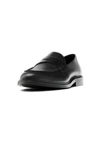 Mocassino penny in pelle nera con tacco basso, punta rotonda e dettagli cuciti su sfondo bianco.
