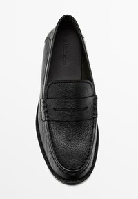 Schwarze Lederloafers mit strukturierter Oberfläche, runder Spitze, gestickten Akzenten und einem kleinen dekorativen Lederstreifen über der Vorderseite.