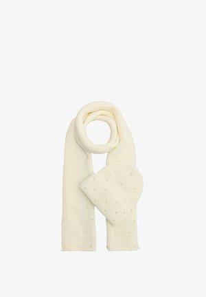 Zestaw czapki i szalika z dzianiny w kolorze kremowym, z teksturowanym wzorem z małymi, dekoracyjnymi białymi koralikami. Szalik jest długi i prostokątny, czapka ma zaokrąglony kształt.