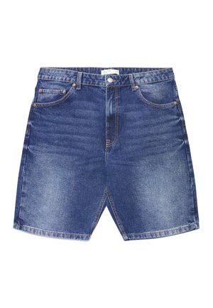 Pantaloncini di denim blu con tasche anteriori, passanti per cintura, chiusura con bottone e dettagli di texture sbiadita su sfondo bianco.