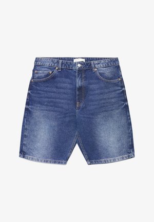 Shorts en denim bleu avec poches avant, passants pour ceinture, fermeture par bouton et détails de texture délavée sur fond blanc.