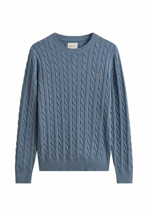 Pull-over bleu en maille torsadée avec col rond, poignets et ourlet côtelés, et petit logo brodé sur la poitrine gauche.