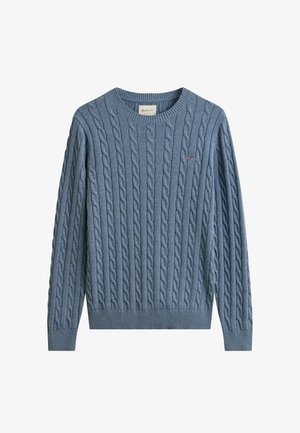 Niebieski sweter z dzianiny warkoczowej, z okrągłym dekoltem, prążkowanymi ściągaczami na rękawach i u dołu oraz małym haftowanym logo na lewej piersi.