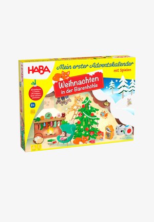 Adventní kalendářová krabička v jasné žluté barvě s barevnými ilustracemi; obsahuje útulnou zimní scénu, zvířata, ozdobený stromeček a hravé herní prvky.