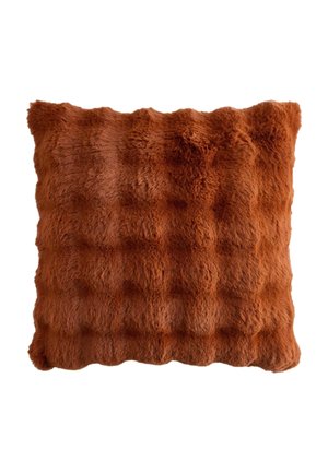 Cuscino quadrato morbido marrone in pelliccia sintetica con una texture soffice e superficie leggermente irregolare.