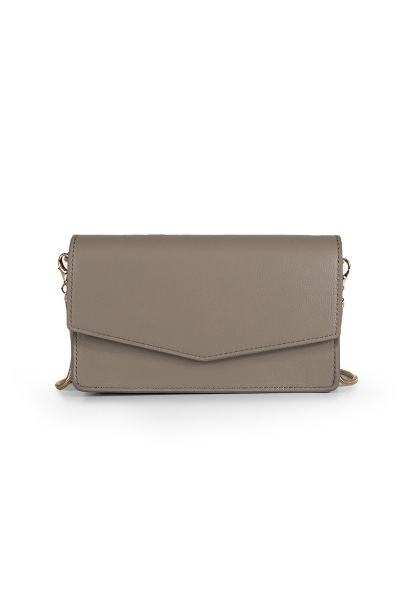 Portafoglio pieghevole in ecopelle taupe, con chiusura a triangolo, hardware dorato e un compartimento con zip.