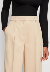 Pieces Tygbyxor - beige