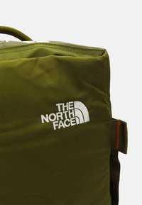 The North Face BASE CAMP VOYAGER DUFFEL 32L UNISEX - Hétvégi táska - forest olive/desert rust/white dune