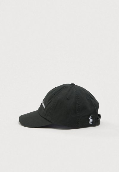 Melnas kokvilnas beisbola cepure ar izliekto malu, izšūtu logo, regulējamu siksniņu un sešām ventilācijas acīm. Iezīmē vienkāršu tekstūru.