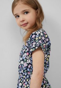 Blumenkleid mit dunkelblauem Hintergrund, kurzen Ärmeln und taillierter Passform. Die Muster umfassen bunte Blumen und Erdbeeren.