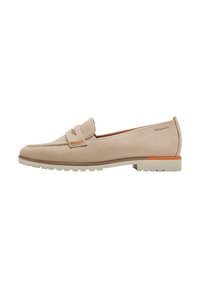 Lys beige loafers med flat såle, med et unikt sydd bånd over forsiden og en oransje aksent på hælen. Glatt lær tekstur.