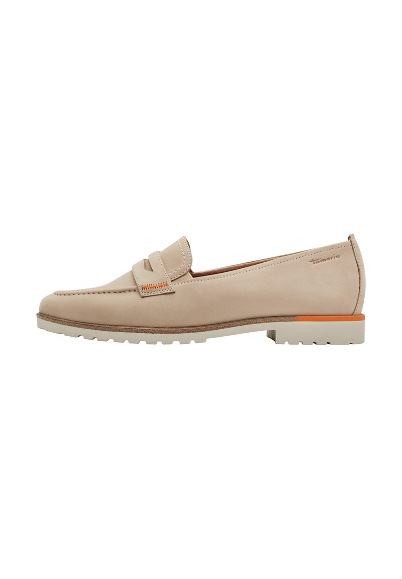 Lys beige loafers med flat såle, med et unikt sydd bånd over forsiden og en oransje aksent på hælen. Glatt lær tekstur.