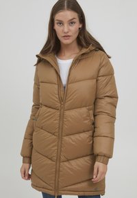 Veste matelassée marron avec capuche, zip frontal et poignets élastiques. Présente un motif en chevron et des poches latérales en matériau brillant.