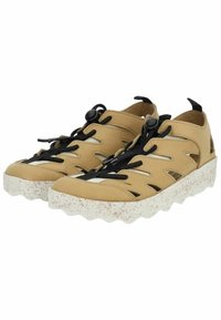 Hnědé tenisky s vyřezávaným vzorem, černými tkaničkami, texturovanou bílou podrá žkou se skvrnami a měkkým, pružným svrchním materiálem.