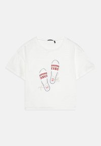 T-shirt bianco a maniche corte con grafica di infradito con motivi rossi e blu. Realizzato in un tessuto leggero e testurizzato.