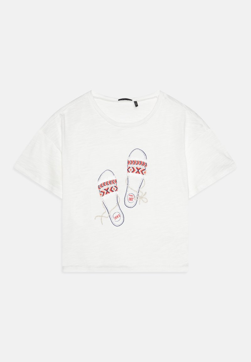T-shirt bianco a maniche corte con grafica di infradito con motivi rossi e blu. Realizzato in un tessuto leggero e testurizzato.