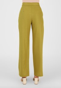 Hoch taillierte, weite Hosen in Olivgrün, aus leichtem Stoff mit einer glatten Textur. Verfügt über Vorderfalten und einen klaren Abschluss.