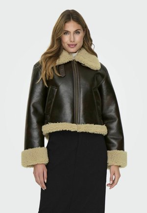 Giacca cropped in pelle marrone con colletto e polsini in pelliccia crema. Presenta chiusura con zip, tasche laterali e dettagli con cinturino regolabile.