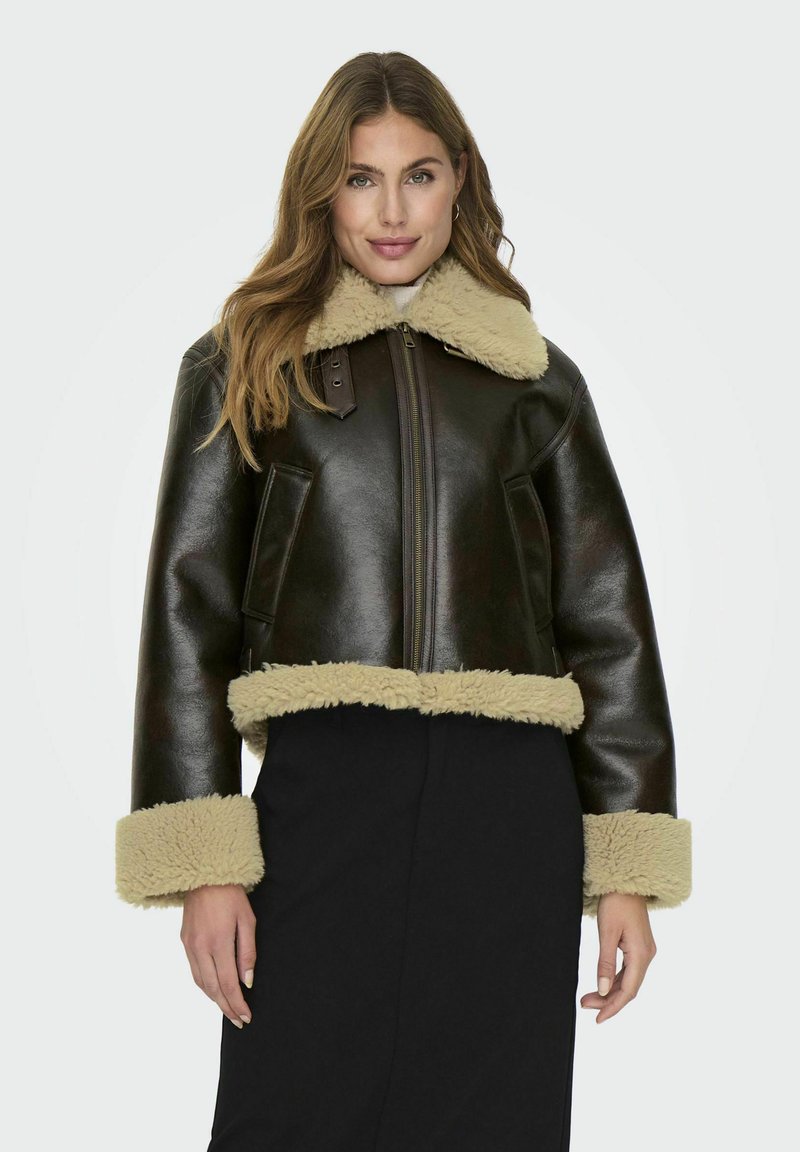 Giacca cropped in pelle marrone con colletto e polsini in pelliccia crema. Presenta chiusura con zip, tasche laterali e dettagli con cinturino regolabile.
