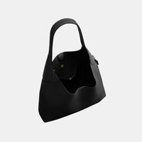 Bolso de mano de cuero negro con una correa ancha, parte superior abierta que muestra un bolsillo interior y cierre de botón a presión en tono dorado.