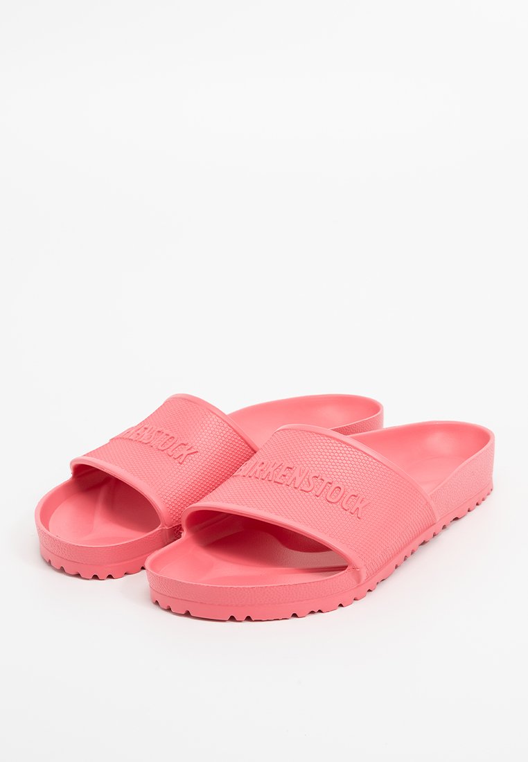 Rosa Gummirutsch-Sandalen mit strukturierten Riemen und eingeprägtem Branding, ausgestattet mit einer flachen Sohle mit Rillen für Grip und Komfort.