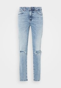 Lys blå denimjeans med slitte knær, femlommerdesign og rett passform. Materialet har en myk, litt falmet tekstur.