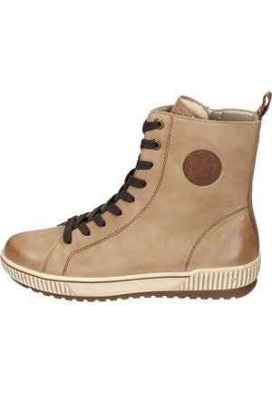 Zapatilla alta de cuero marrón claro con logo circular, cordones marrón oscuro y suela de goma texturizada. Presenta detalles de costura reforzada.