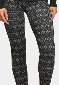 Czarne legginsy z teksturowanym, kwiatowym wzorem w odcieniach szarości. Projekt zawiera boczne akcenty oraz dopasowany krój.