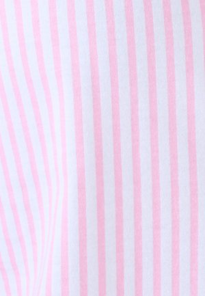 Tela blanca con rayas verticales rosas uniformemente espaciadas que forman un patrón regular, mostrando ligeros pliegues y textura.