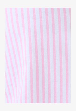 Tissu blanc avec des rayures roses verticales régulièrement espacées formant un motif régulier, présentant de légers plis et une texture.