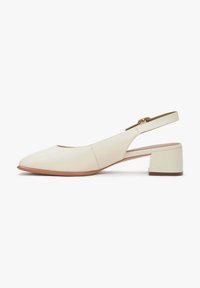 Sandały typu slingback z kremowej skóry, z wydłużonym noskiem, niskim słupkowym obcasem i złotą klamrą na pasku przy kostce. Gładka faktura, minimalistyczny design.