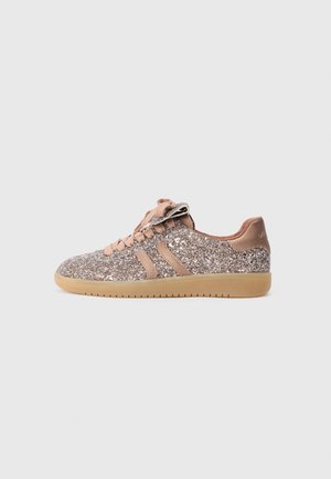 Lavtop sneaker med glitrende sølv øvre, beige snørebånd, beige accenter og lys brun gummisål på hvid baggrund.
